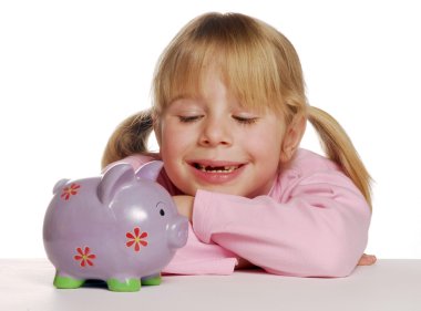küçük kız bir kumbara kullanarak para tasarrufu.