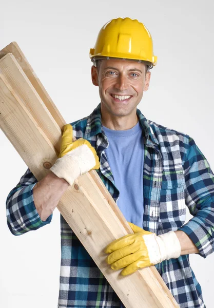 Trabajador sosteniendo tablas de madera —  Fotos de Stock