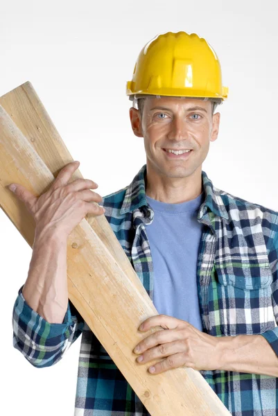 Trabajador sosteniendo una tabla de capucha sobre fondo blanco . — Foto de Stock