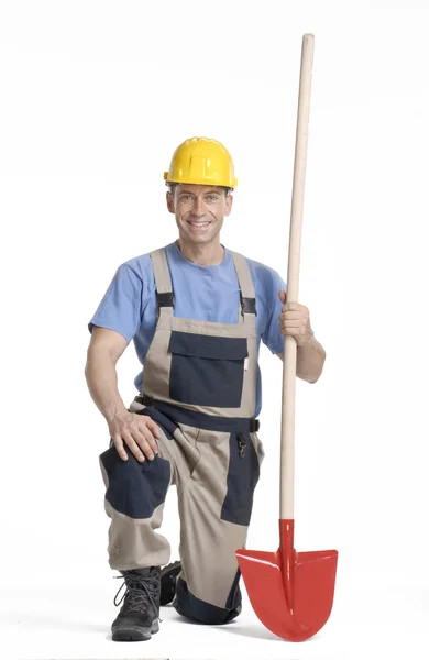 Werknemer holding een rode emmer en schop op witte achtergrond. — Stockfoto