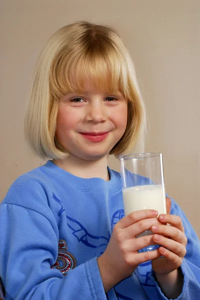 ミルクのグラスを持っている少女は — ストック写真