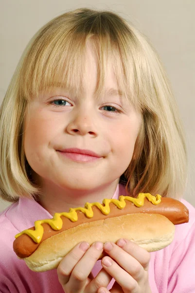 Menina comendo cachorro quente — Fotografia de Stock