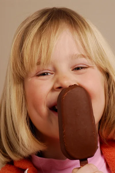 Holčička jíst čokoládová zmrzlina. — Stock fotografie