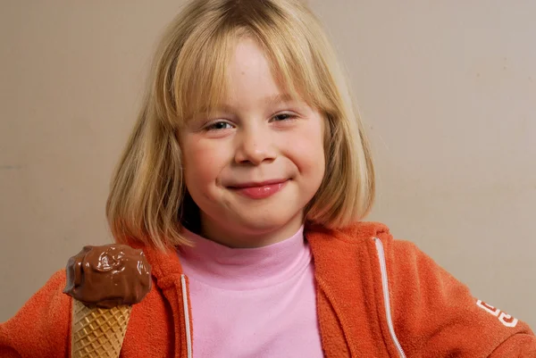 초콜릿 아이스크림을 먹는 어린 소녀. — 스톡 사진