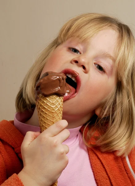 Liten flicka äter en choklad glass. — Stockfoto