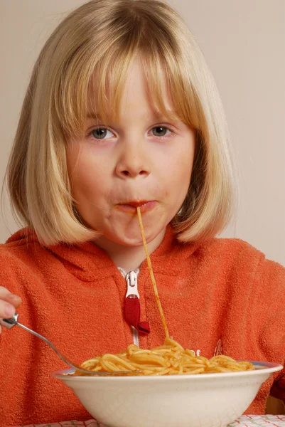 Ragazzina che mangia pasta, ragazzina che mangia pasta , — Foto Stock