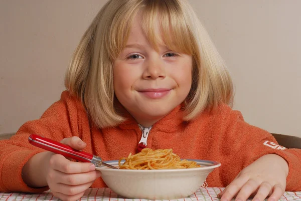 Liten flicka äter pasta, kid äta pasta, — Stockfoto