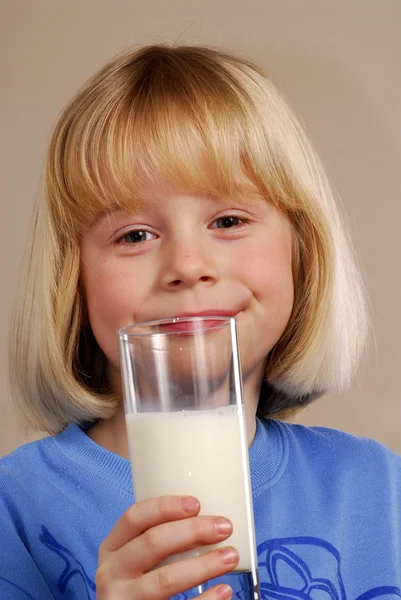 Küçük kız elinde bir bardak süt tutuyor. — Stok fotoğraf
