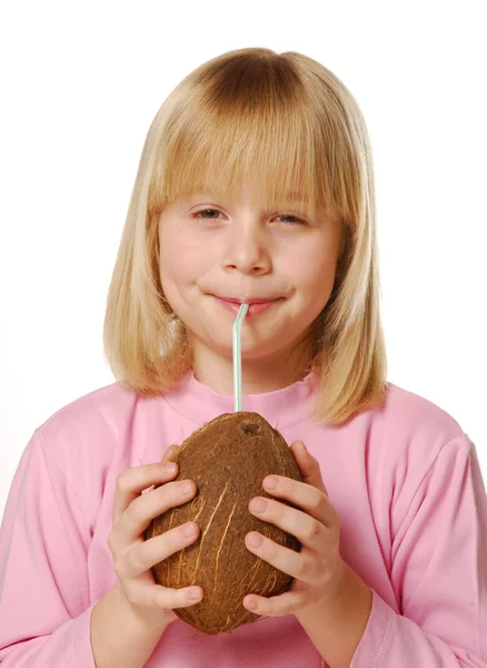 Klein meisje kokosnoot water drinken — Stockfoto