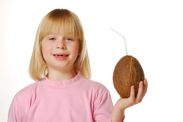 Kleines Mädchen trinkt Kokoswasser — Stockfoto