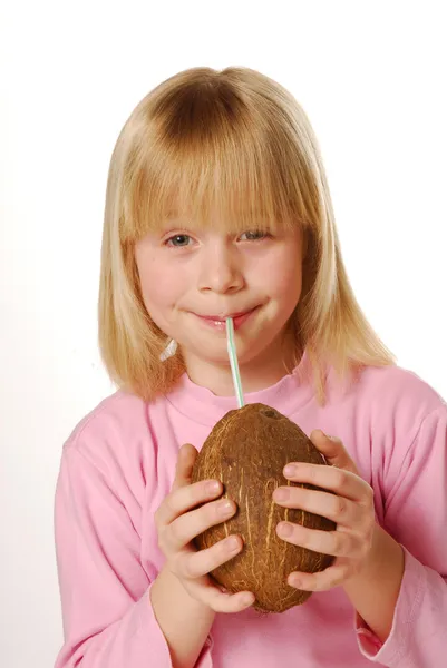 Kleines Mädchen trinkt Kokoswasser — Stockfoto