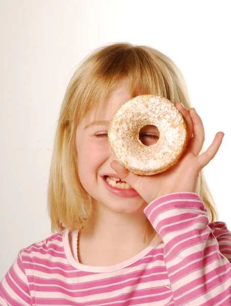 Lilla flickan äta kakan. liten unge äta vanilj cake. — Stockfoto