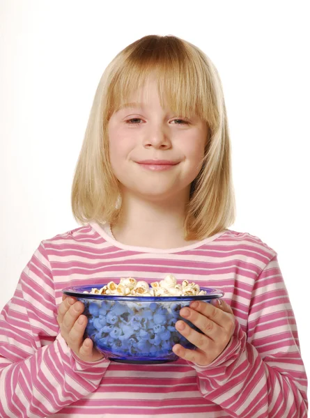 Bambina che mangia popcorn. Ragazzino mangiare pop corn . — Foto Stock