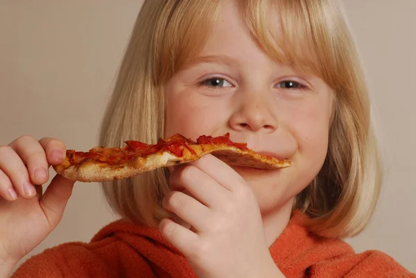 Liten flicka som äter pizza — Stockfoto