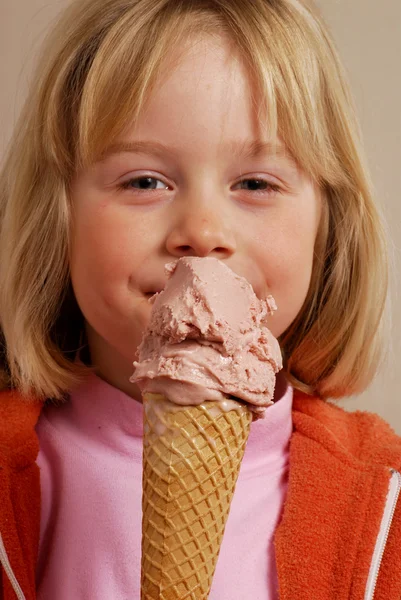Klein meisje eten een chocolade-ijs. — Stockfoto