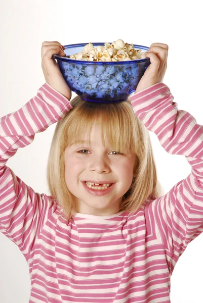 Liten flicka äter popcorn — Stockfoto