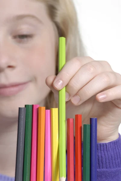 Menina escolhendo um detalhe crayon . — Fotografia de Stock