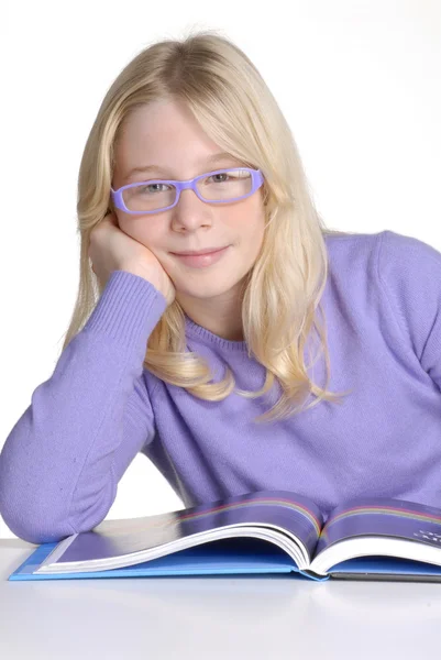 School klein meisje lezen en studding. — Stockfoto