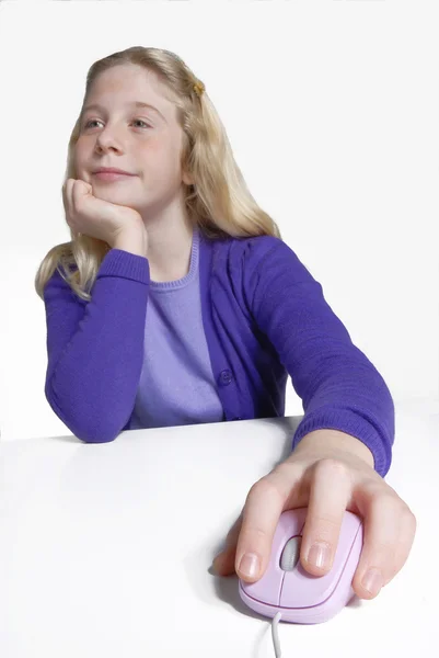 Menina usando o computador no fundo branco . — Fotografia de Stock