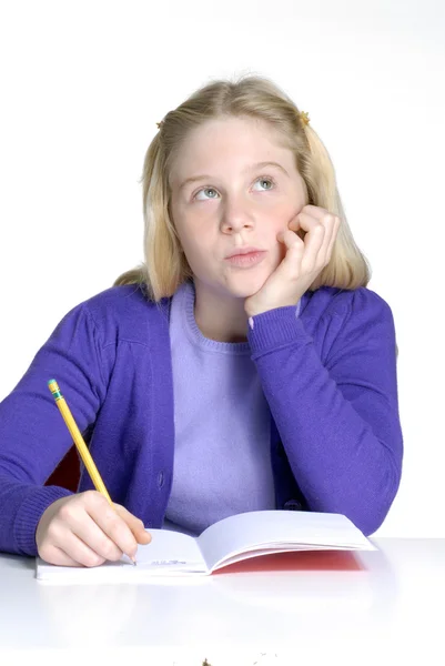 Schulmädchen schreiben und stopfen. — Stockfoto