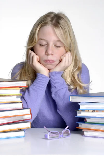 Erschöpfte Schulmädchen nach Stopfen hinter Büchern. — Stockfoto