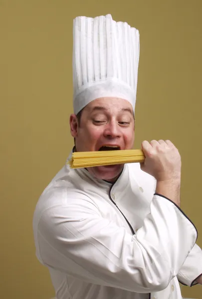 Jovem chef segurando um prato de massa . — Fotografia de Stock