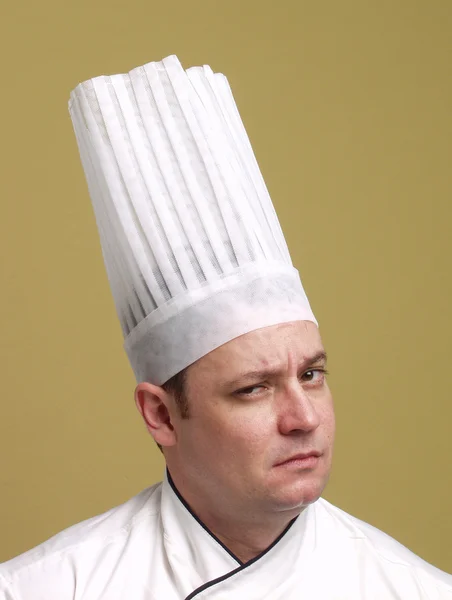 Retrato de un joven chef sobre fondo amarillo . —  Fotos de Stock