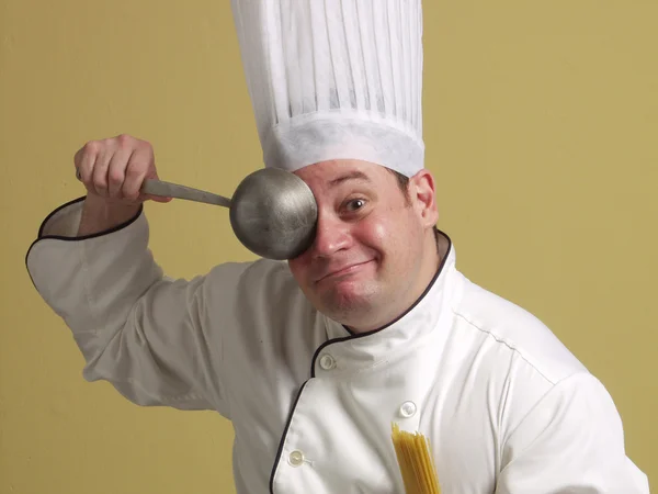 Ritratto di un giovane chef su sfondo giallo . — Foto Stock