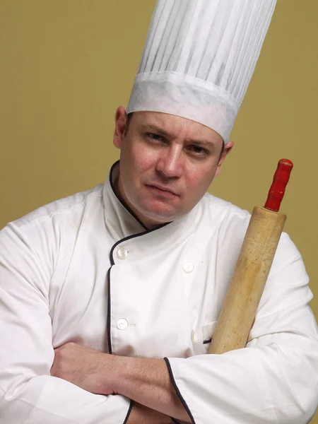 Retrato de un joven chef sobre fondo amarillo . —  Fotos de Stock