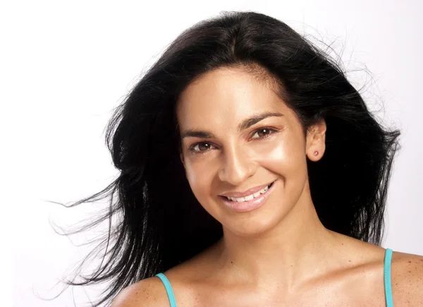 Mulher latina jovem bonita e sorridente . — Fotografia de Stock