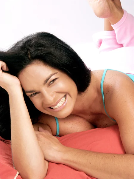 Beautiful young latin woman resting and smiling. — Stock Photo, Image