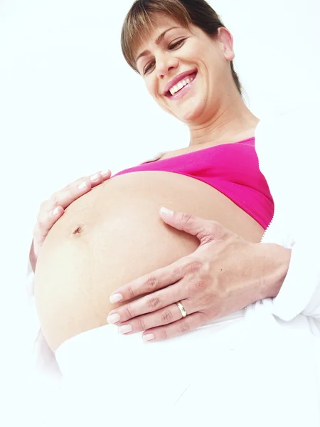 Jonge Kaukasische zwangere vrouw op witte achtergrond. — Stockfoto