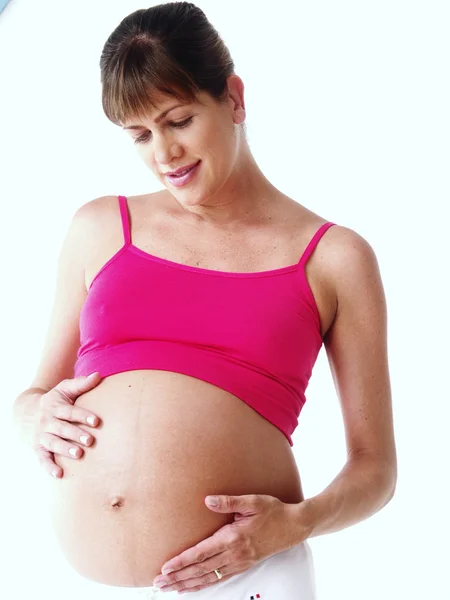 Jovem mulher grávida caucasiana no fundo branco . — Fotografia de Stock