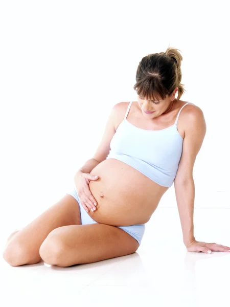 Jovem mulher grávida caucasiana no fundo branco . — Fotografia de Stock