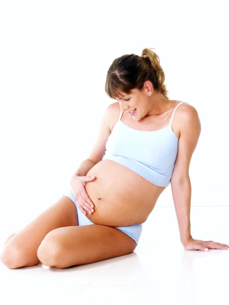 Joven mujer embarazada caucásica sobre fondo blanco . — Foto de Stock