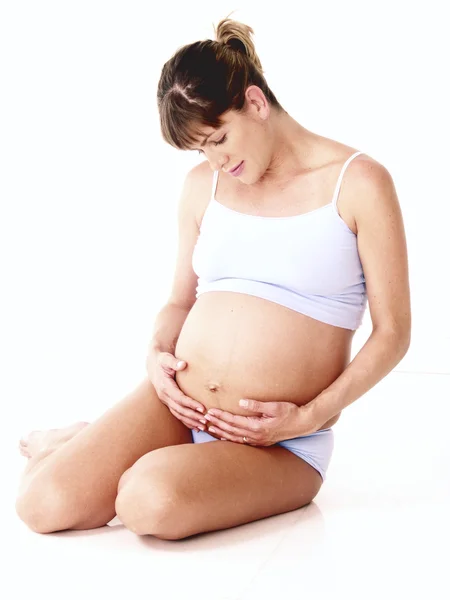 Jovem mulher grávida caucasiana no fundo branco . — Fotografia de Stock