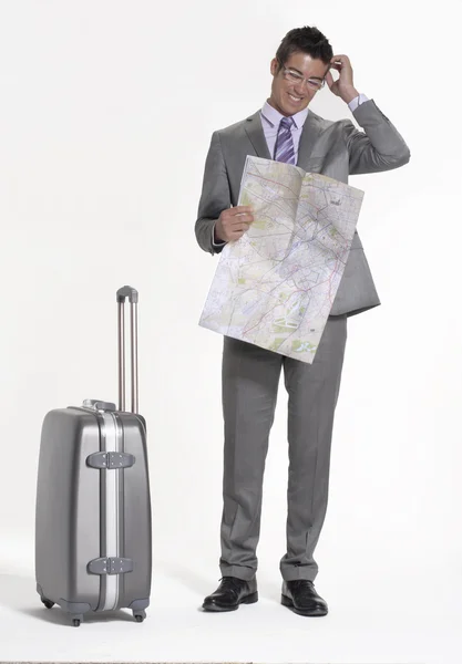 Homem de negócios viajante segurando um mapa . — Fotografia de Stock