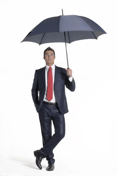 Jovem empresário segurando um guarda-chuva . — Fotografia de Stock