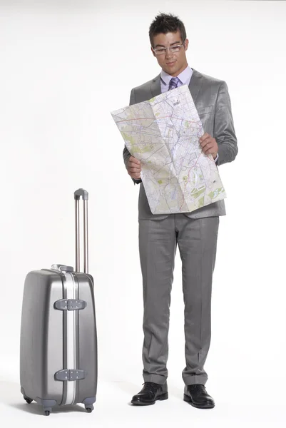 Homem de negócios viajante segurando um mapa . — Fotografia de Stock