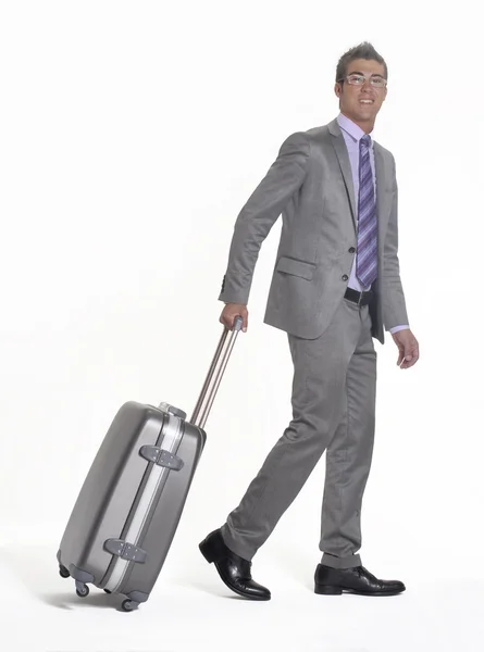 Jonge zakenman wandelen en trekken zijn bagage. — Stockfoto