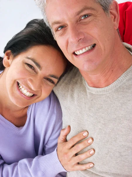 Pareja hispana adulta disfrutando juntos — Foto de Stock