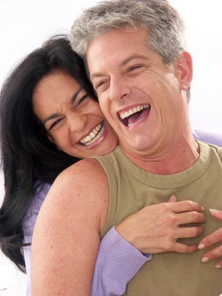 Взрослая латиноамериканская пара, радующаяся вместе — стоковое фото