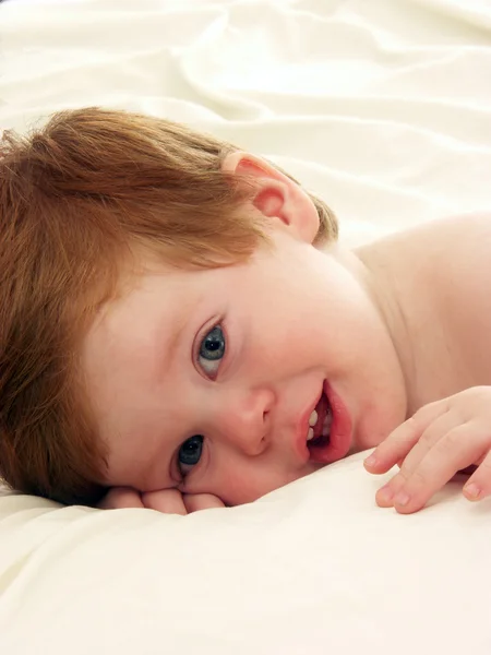 Glückliches und schönes Kinderporträt — Stockfoto