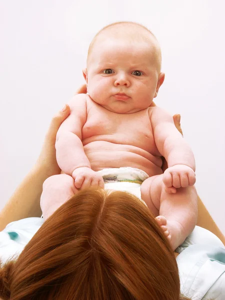 Moeders houden haar kleine baby. — Stockfoto