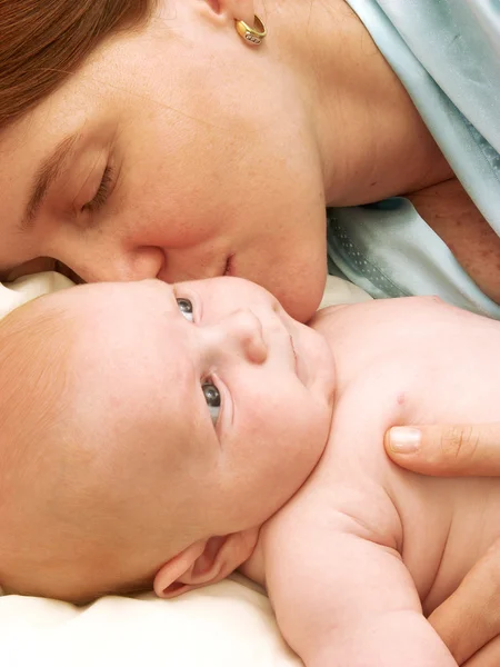 Ισπανόφωνος μητέρα απολαμβάνοντας το μωρό της. μητέρα και νεογέννητο απολαμβάνοντας στο κρεβάτι — Φωτογραφία Αρχείου