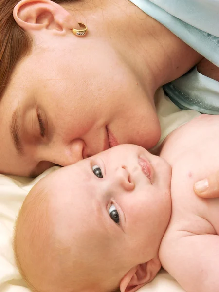 İspanyol anne bebeğini tadını çıkarıyor. Anne ve yeni doğan yatakta zevk — Stok fotoğraf