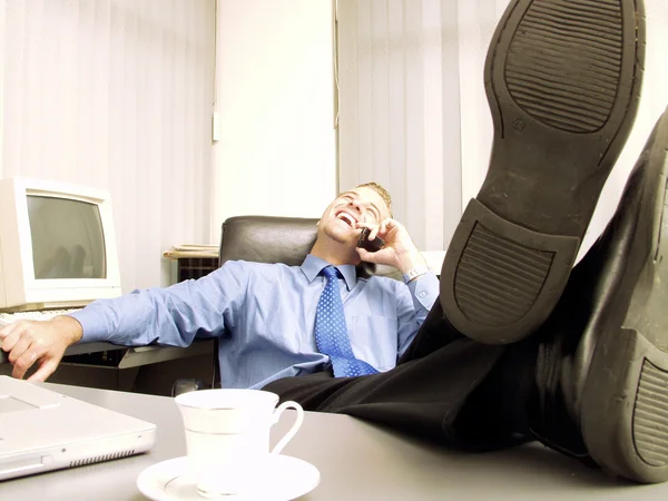 Homem de negócios relaxado trabalhando no escritório — Fotografia de Stock