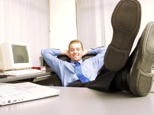 Ontspannen zakenman werken in office — Stockfoto