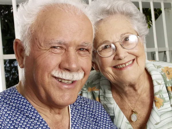 Retrato de los abuelos en una casa . — Foto de Stock