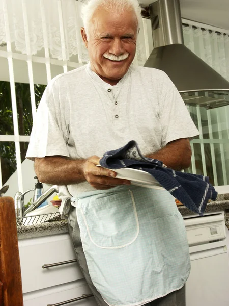 Avô saudável trabalhando em uma cozinha — Fotografia de Stock